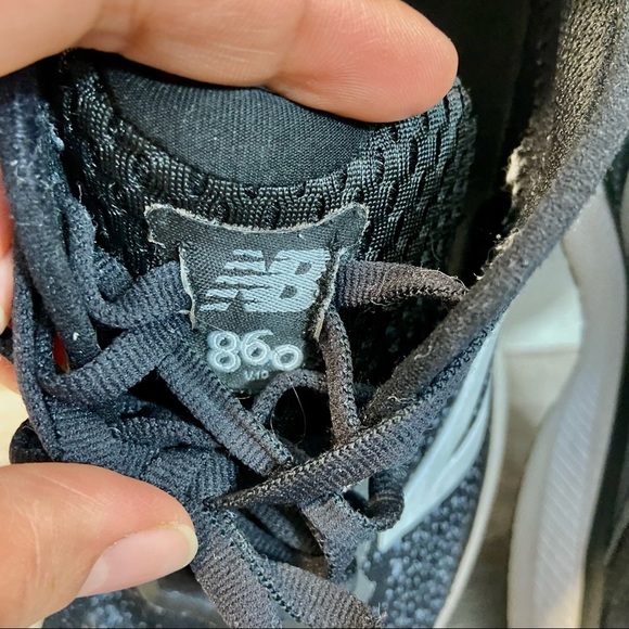 New Balance Women’s 860v10 Black and White Running Shoes - Picture 7 of 8